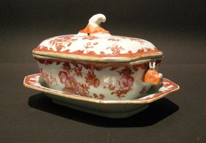Small tureen and stand in porcelain chinese export - decorated with flowers &quot;famille rose&quot; - Qianlong period | MasterArt